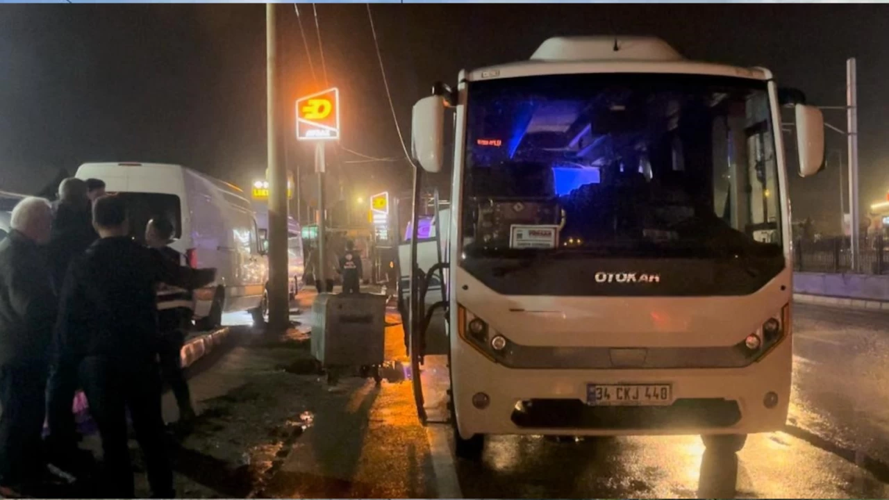 Bursa'da tur otob�s� ayd�nlatma dire�ine �arpt�: 10 yaral�