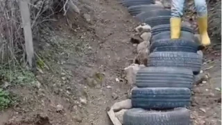 Camiye ula�mak i�in araba lasti�inden merdiven yapt�lar