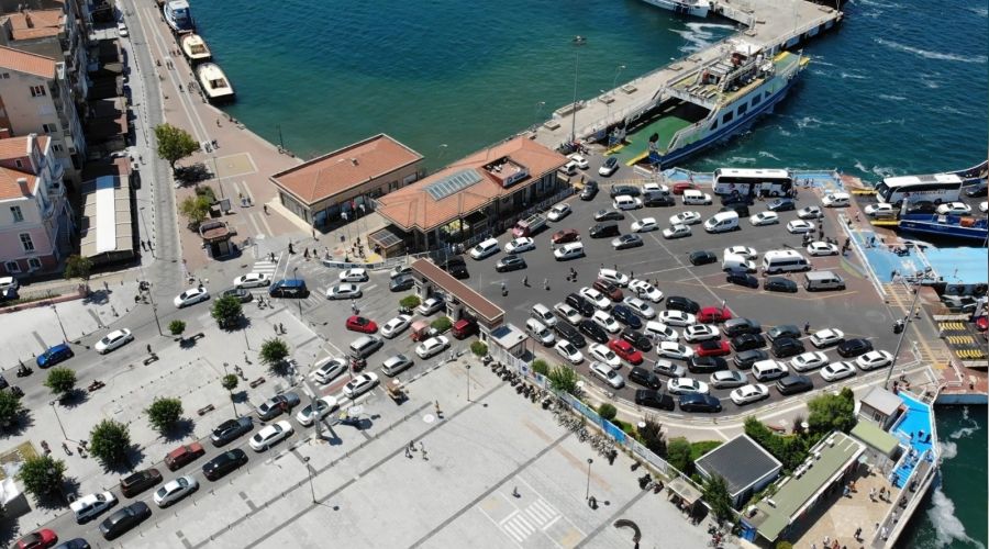 �anakkale'de feribot kuyruklar� s�r�yor