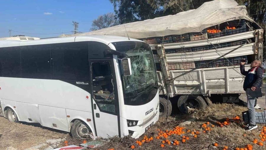 Cezaevi arac�yla kamyon �arp��t�: 23 yaral�