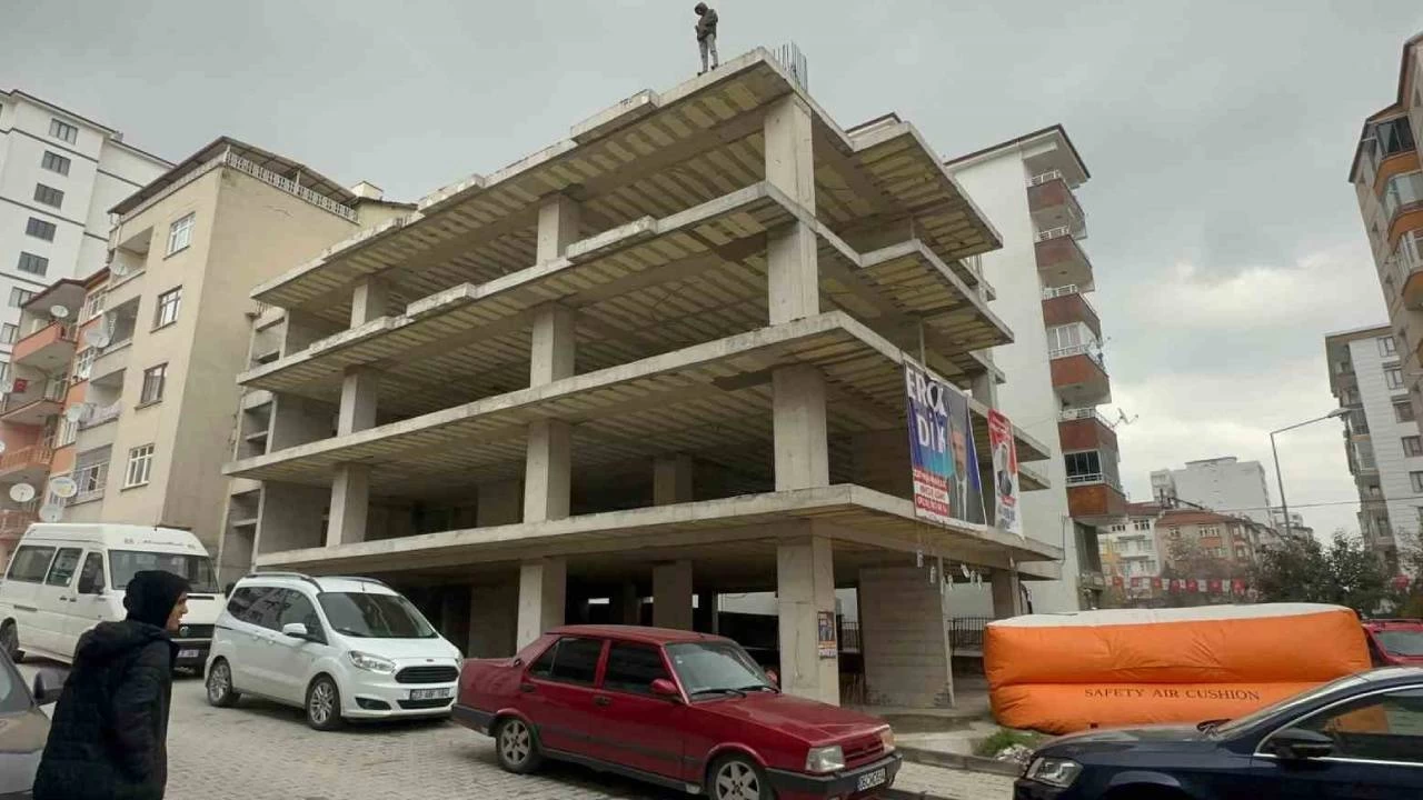 Çocuktan intihar girişiminde bulunan şahsa: Niye atlıyorsun, orada yanacaksın