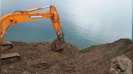Denize döktükleri hafriyatı kaldırıyorlar