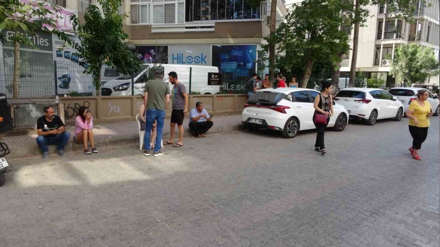 Deprem sonras� Adanal�lar sokakta