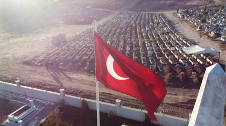 Depremzede aileler mezarlıklardan ayrılmıyor