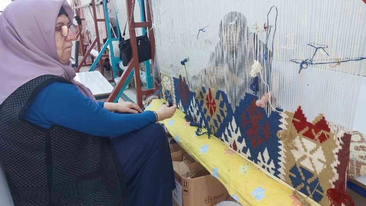 Depremzede kadınlar kilim tezgahında ilmik atıyor