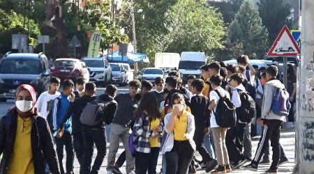 Diyarbakır'da bir okulun önü