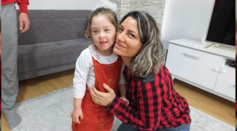 Down sendromlu kızlarını konuşturmayı başardılar