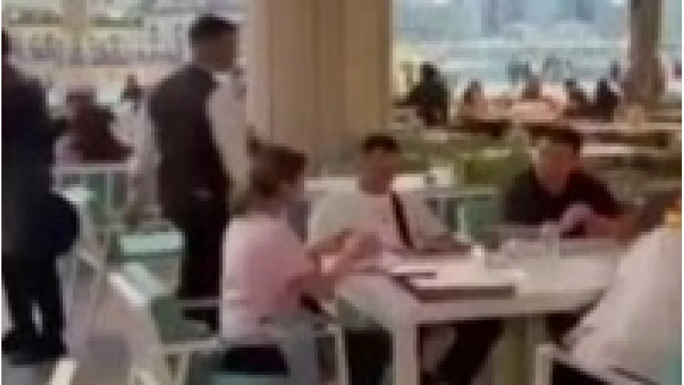 Dubai'de iftar i�in patlat�lan top pani�e neden oldu