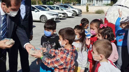 Dünya yumurta günü'nde çocuklara yumurta dağıtıldı