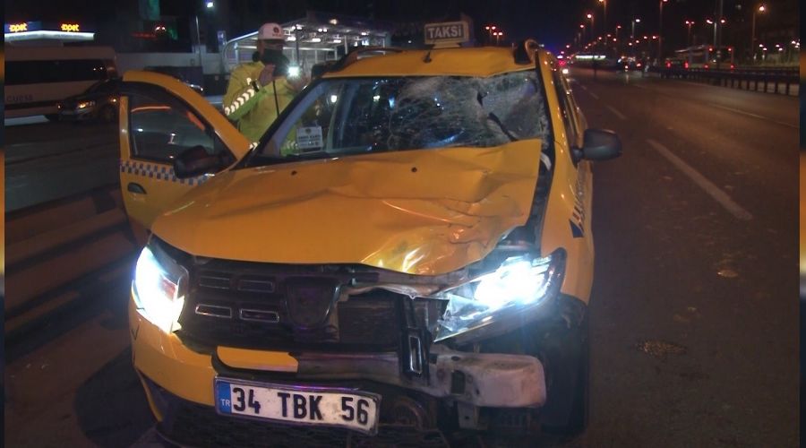 E-5 'te ticari taksi yayaya çarptı