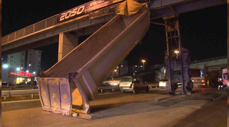 E-5'te damperi açıldı, üst geçide çarptı