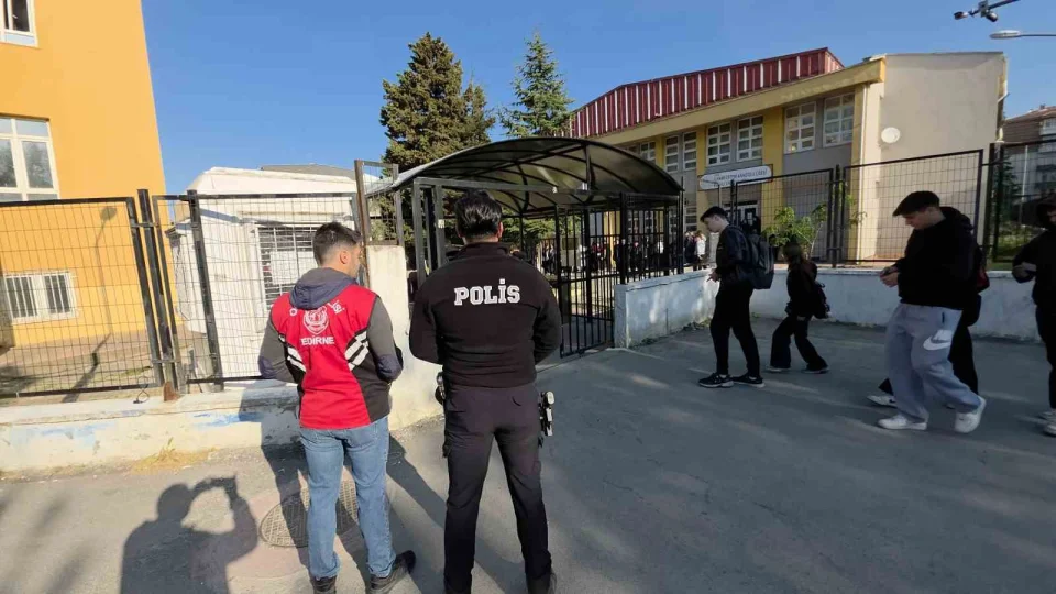 Edirne'de lisede turnikeli g�venlik sistemi
