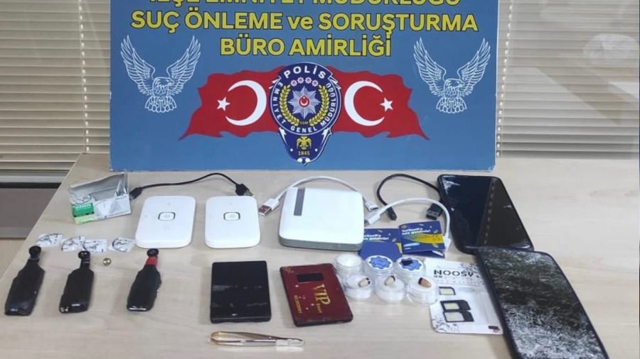 Ehliyet sınavı için kamera ve mikrofonlu düzenek kuran kopyacılar yakalandı