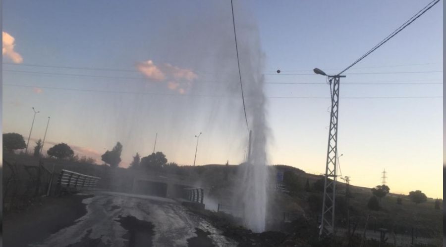 Elaz��'da boru patlad�, su metrelerce y�kseldi