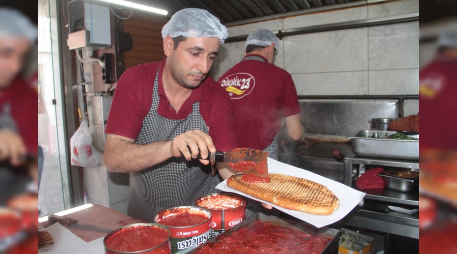 Elazığ'ın 'salçalı ekmek' lezzetini yiyenler iyi bilir