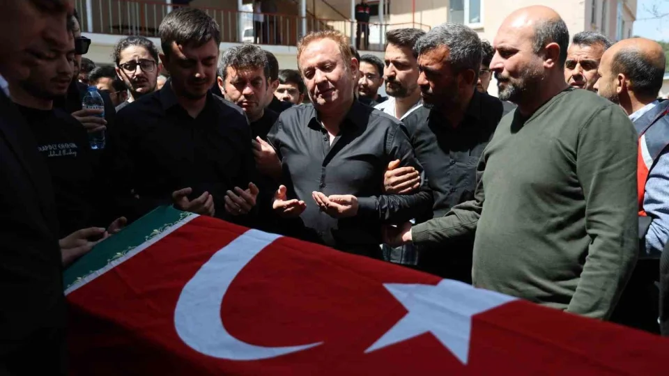 E�inin cenazesinde fenala�t�: Sa�l�k��lar m�dahale etti