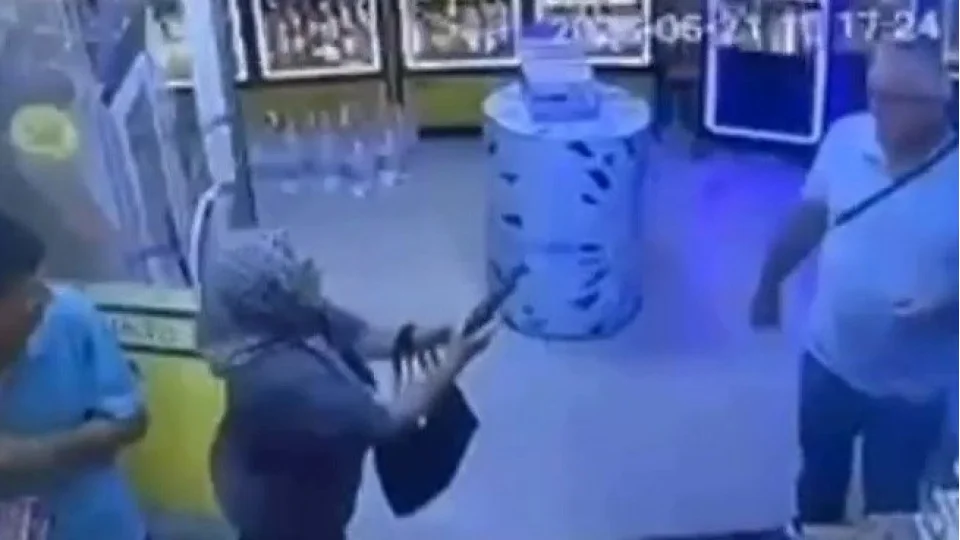 E�inin vurmak istedi�i adam silah tutukluk yap�nca kurtuldu