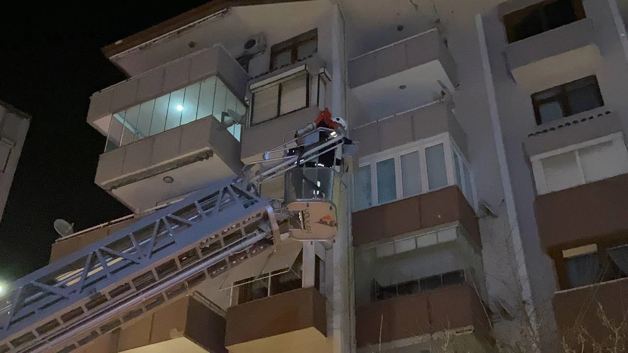 Evde d��en kad�n� itfaiye ekipleri kurtard�