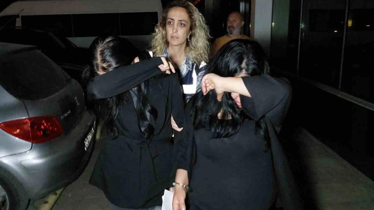 Evlerine �a��rd�klar� ki�iyi darp ederek gasp eden iki kad�n memur tutukland�