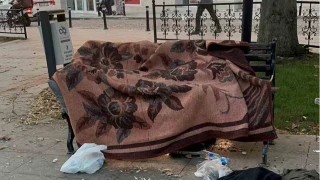Evsi64 yaşındaki şahıs bankta uyurken can verdi