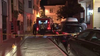 Fatih'te 4 katlı binada yangın: Bir itfaiye eri yaralandı