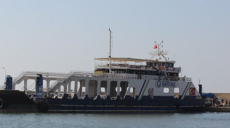 Feribot ilk seferini mahsur kalan tatilcilerin tahliyesi iin yapt
