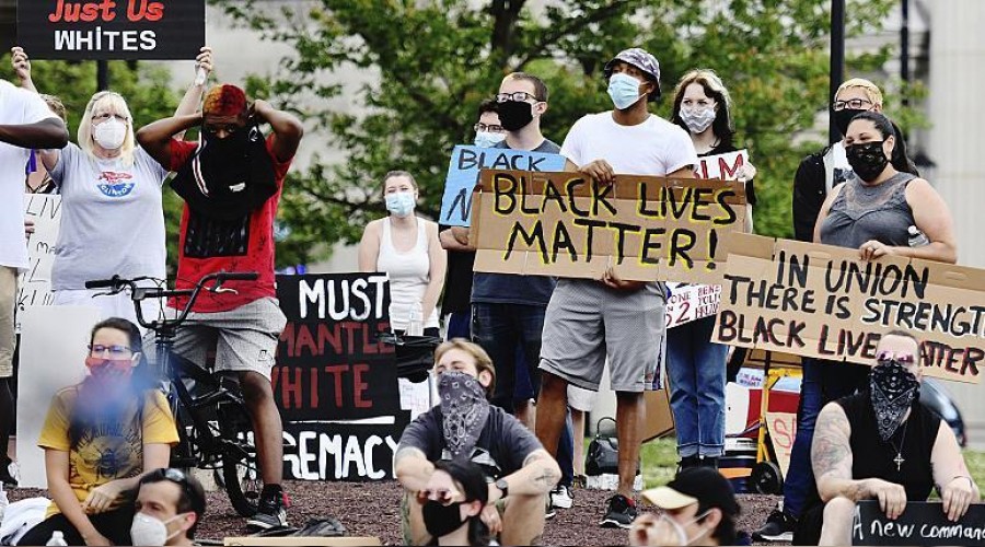 Floyd protestolar�nda beyazlar �n saflarda