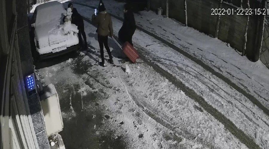 Foto�raf �ekildikleri kardan adam� al�p g�t�rd�ler