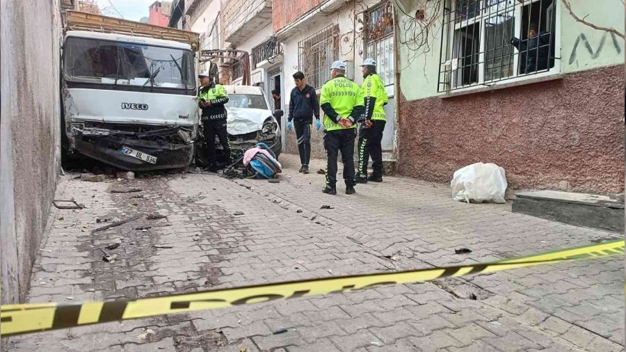 Freni boalan kamyonet ocuklar ezdi: 1 l, 3 yaral