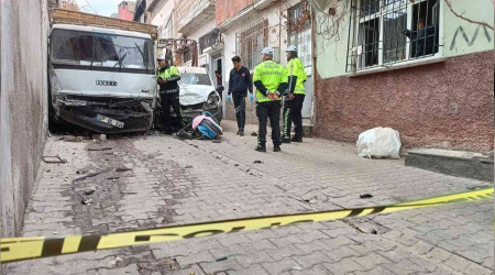Freni boalan kamyonet ocuklar ezdi: 1 l, 3 yaral