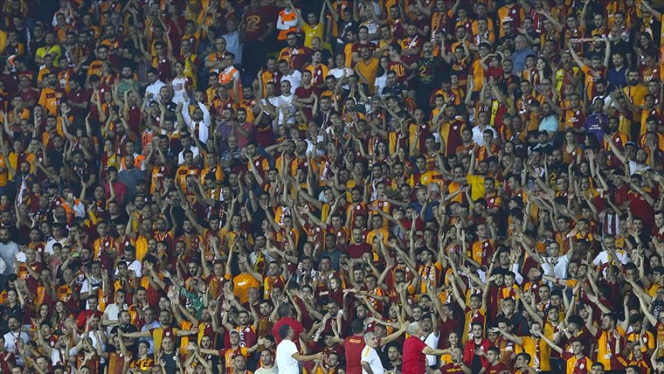 Galatasaray'�n orta sahas�na Tangocu geliyor