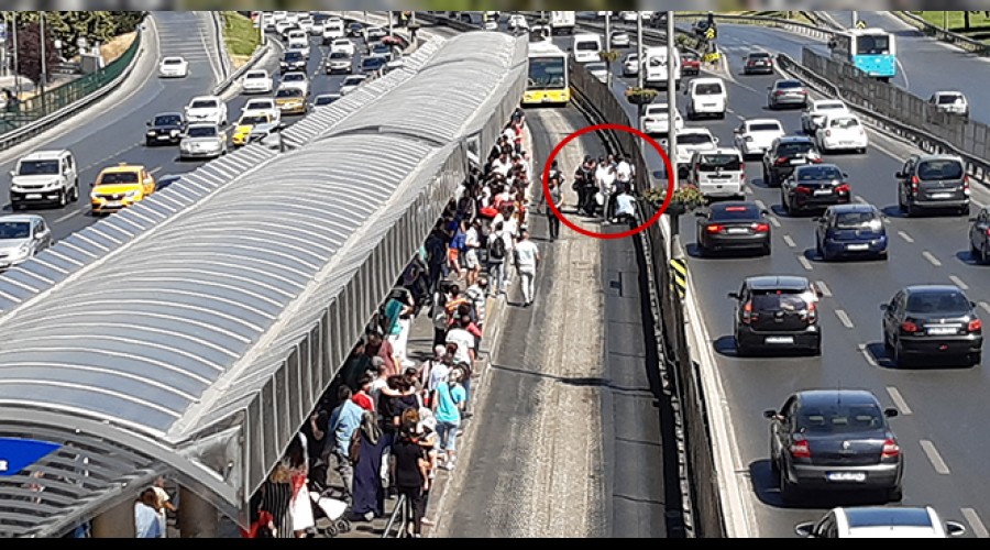 Gen� metrob�s�n alt�nda kald�