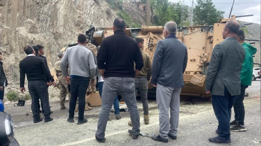 Hakkari'de askeri araç devrildi: 3 yaralı