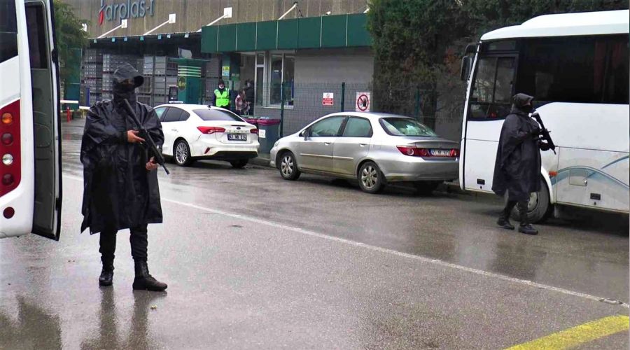 Haklar�n� isteyen emek�ilerin �n�nde polis ekipleri bekliyor