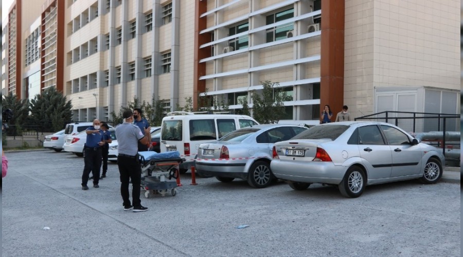 Hastane bahçesinde otomobilin içerisinde ölü bulundu