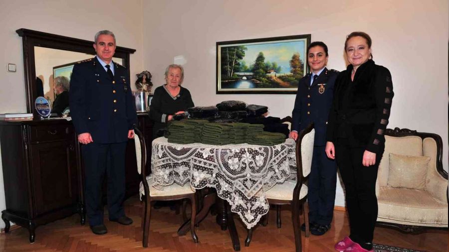Hatice teyzeden Mehmetçiğe 150 bere ve boyunluk