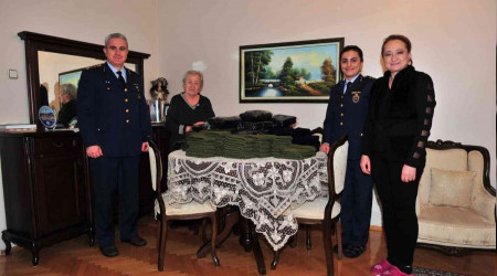 Hatice teyzeden Mehmetçiğe 150 bere ve boyunluk