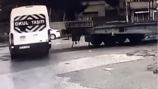 Hemzemin geçitte öğrenci servisine tren çarptı