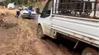 Heyelan sonras� yol �amura buland�: Offroad yar��lar�n� aratmad�