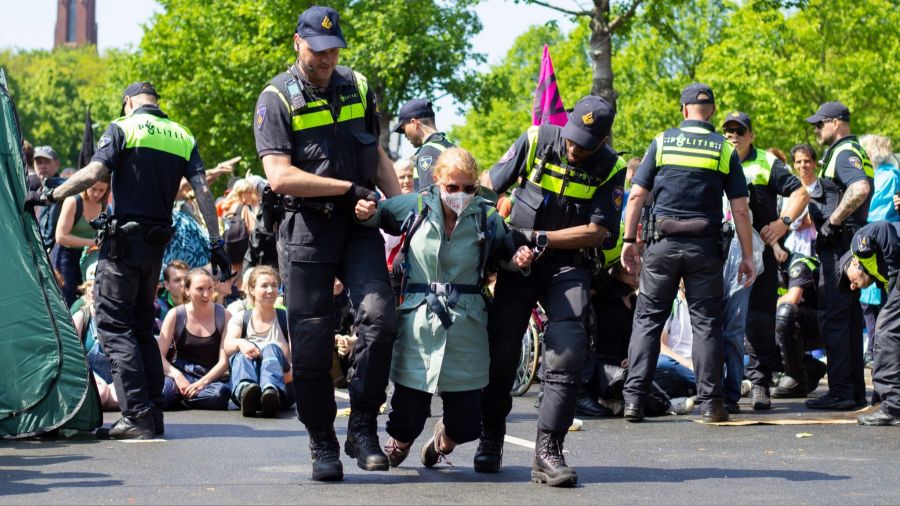 Hollanda'da 1579 çevreci gözaltına alındı