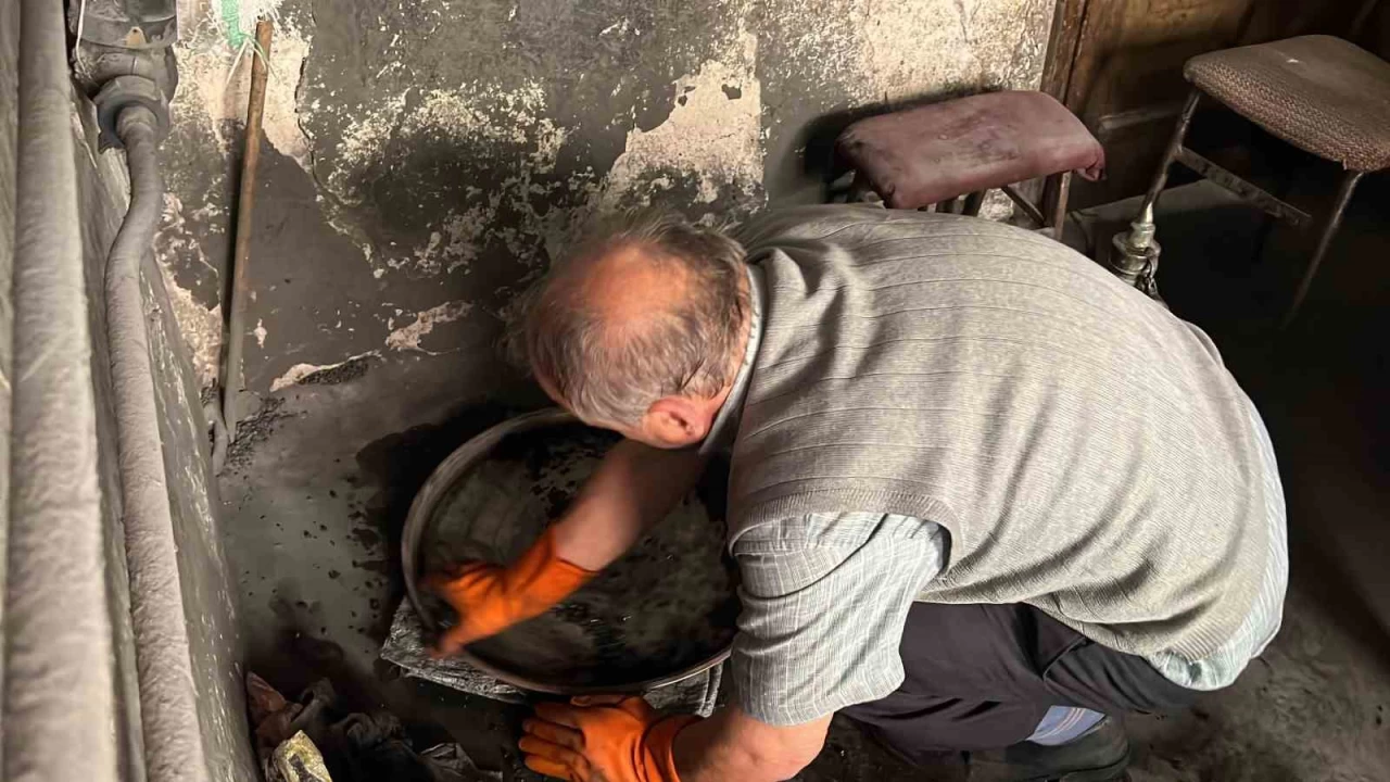 Hüseyin usta mesleğin son ustalığını sergiliyor