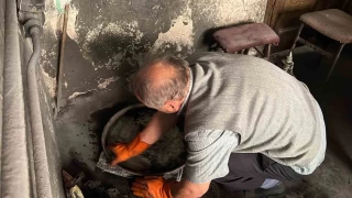 Hüseyin usta mesleğin son ustalığını sergiliyor