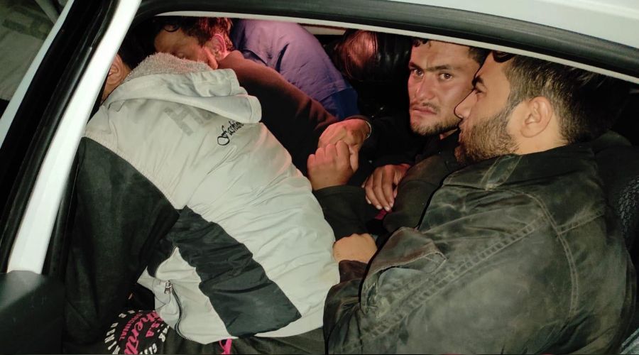 İki otomobilde 29 düzensiz göçmen yakalandı