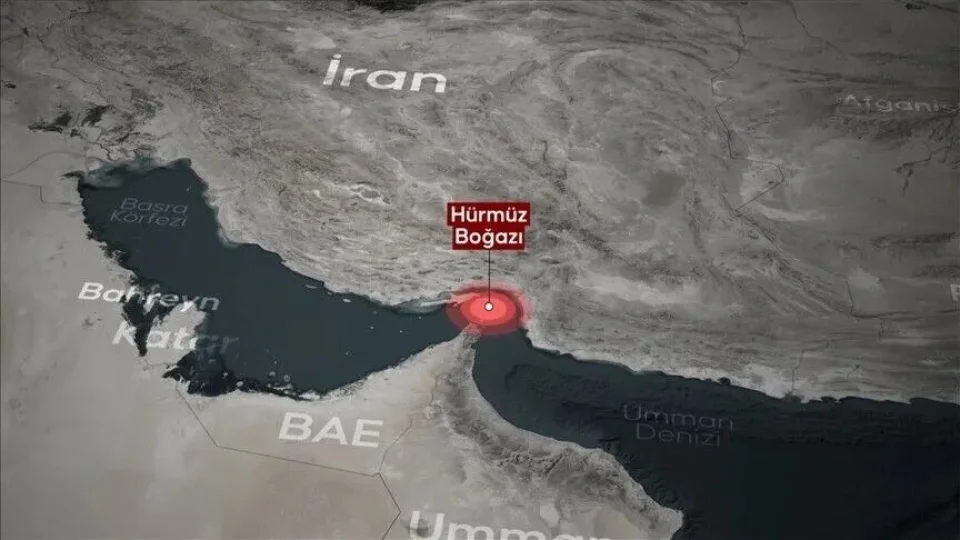 İran Devrim Muhafızları Ordusu, Hürmüz Boğazı'nda "izinsiz güzergahı" kullanmaya çalışan 3 petrol tankerinin deniz mayınlarına çarparak patladığını ve alev aldığını açıkladı