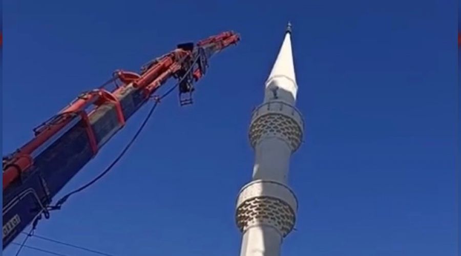 İş makinesi bir dokundu, minare böyle yıkıldı