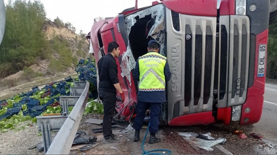 Isparta-Antalya karayolunda sebze yüklü tır devrildi