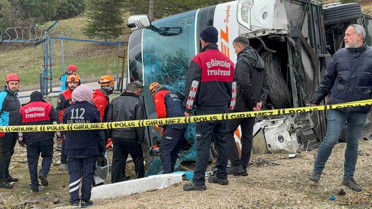 Isparta'da yolcu otobüsü devrildi: 1 ölü