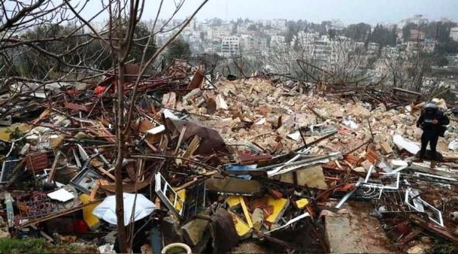 �srail askerleri buldozerle Filistinli ailenin evini y�kt�.