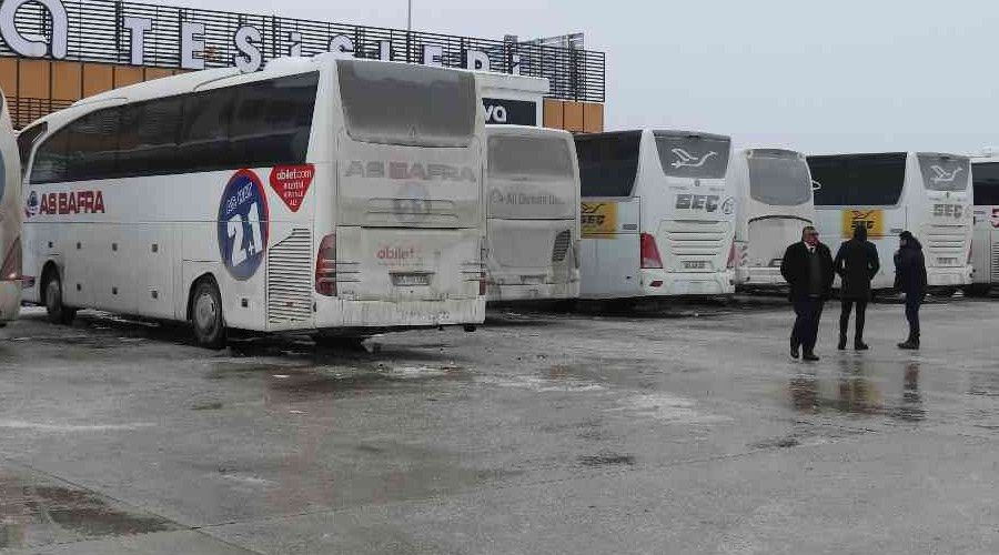 İstanbul'a gidemeyen yolcular saatlerdir Bolu'daki tesislerde bekletiliyor