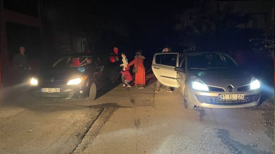 ��te depremin merkez �ss� D�zce'den ilk kareler